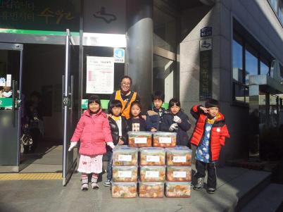 송죽동&#44; 아이들이 함께 만든 사랑의 김장김치 전달